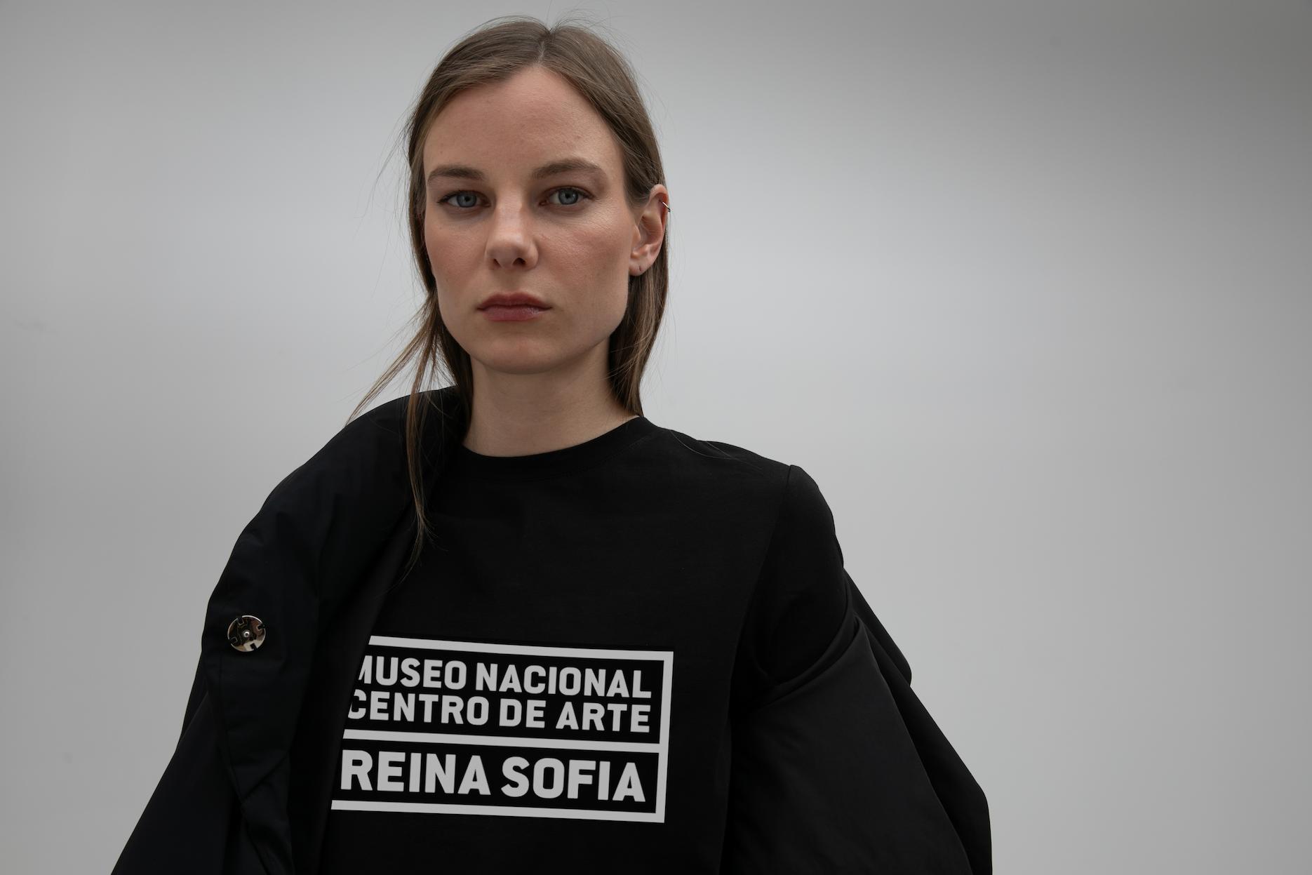 Uniforme Museo Reina Sofía para 2025 por Lola Casademunt by Maite