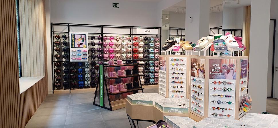 Crocs estrena imagen de tienda