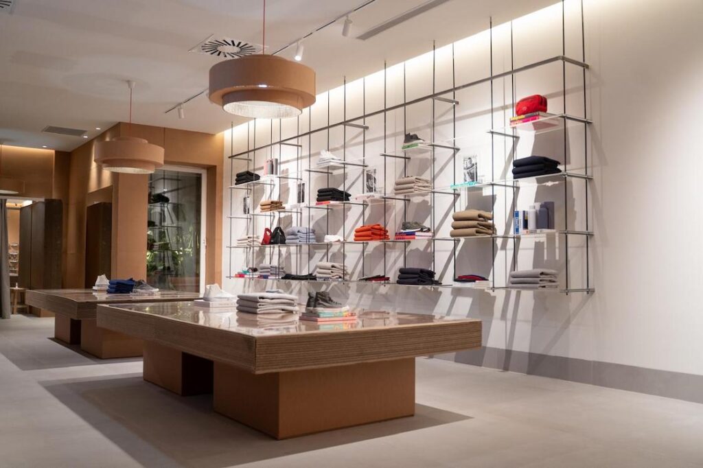 Primera tienda Ecoalf 100% papel y cartón