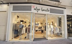 Con la apertura de su primer establecimiento en Sevilla, Algo Bonito llega a Andalucía. La marca madrileña de moda femenina elige la ciudad hispalense